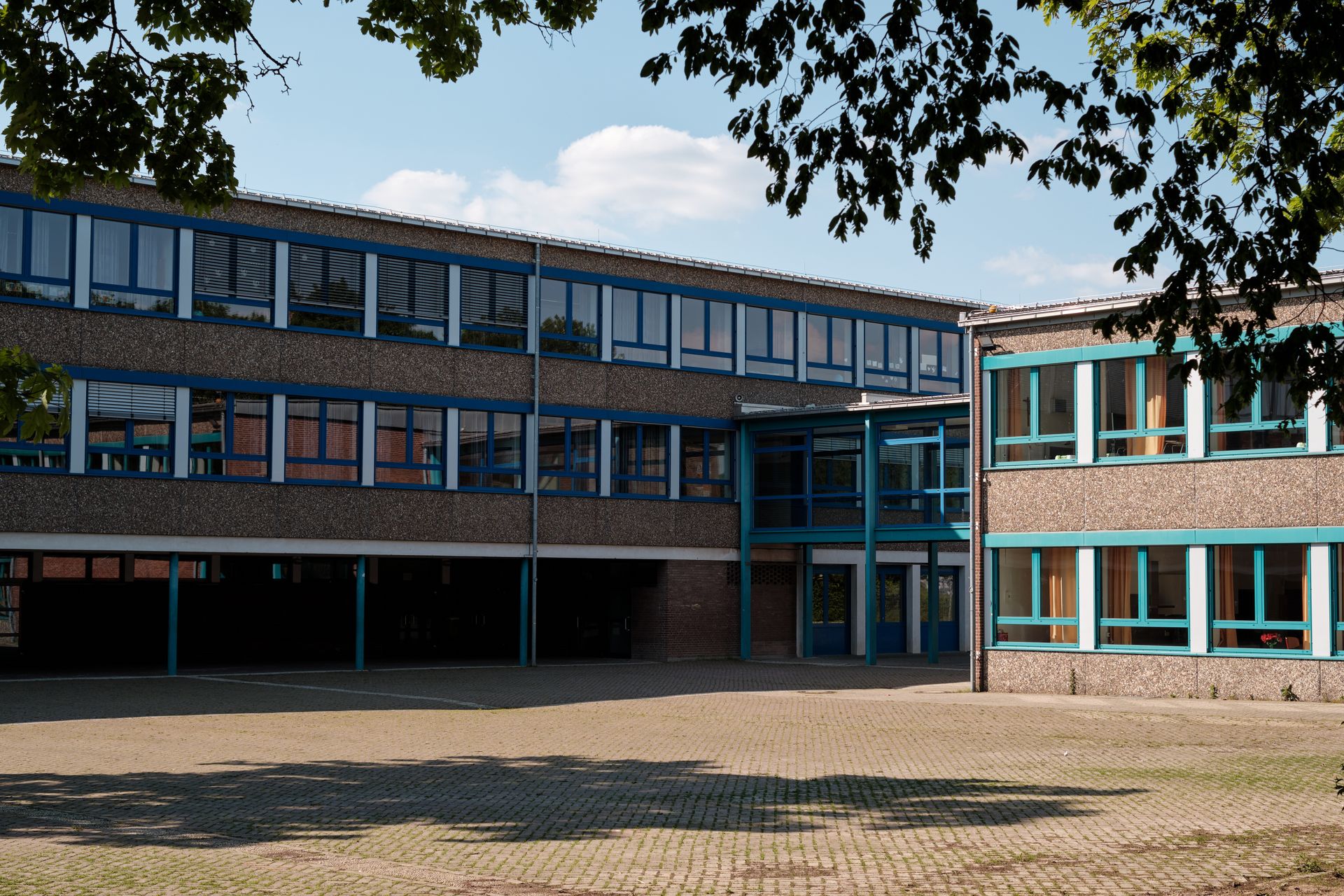 Fassade eines modernen Bildungsgebäudes mit großen Fenstern (Symbolbild, nicht die tatsächliche Einrichtung)