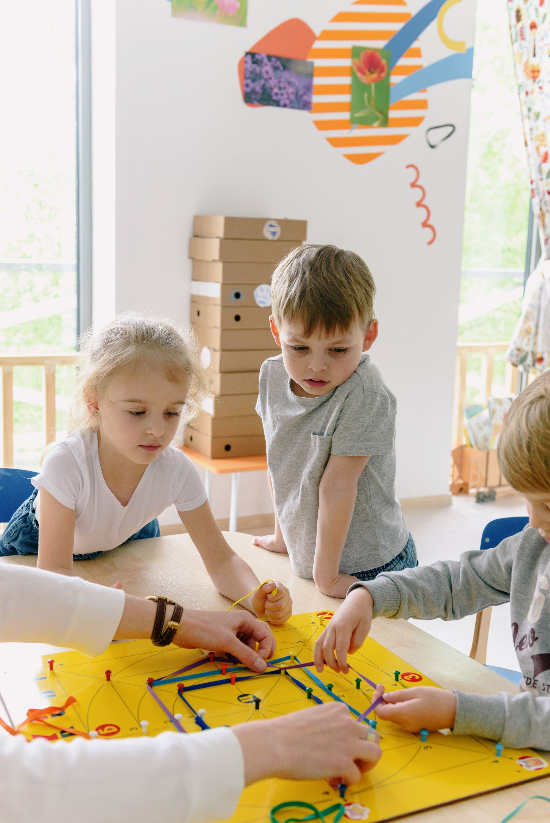 Kinder spielen gemeinsam in einer Gruppe